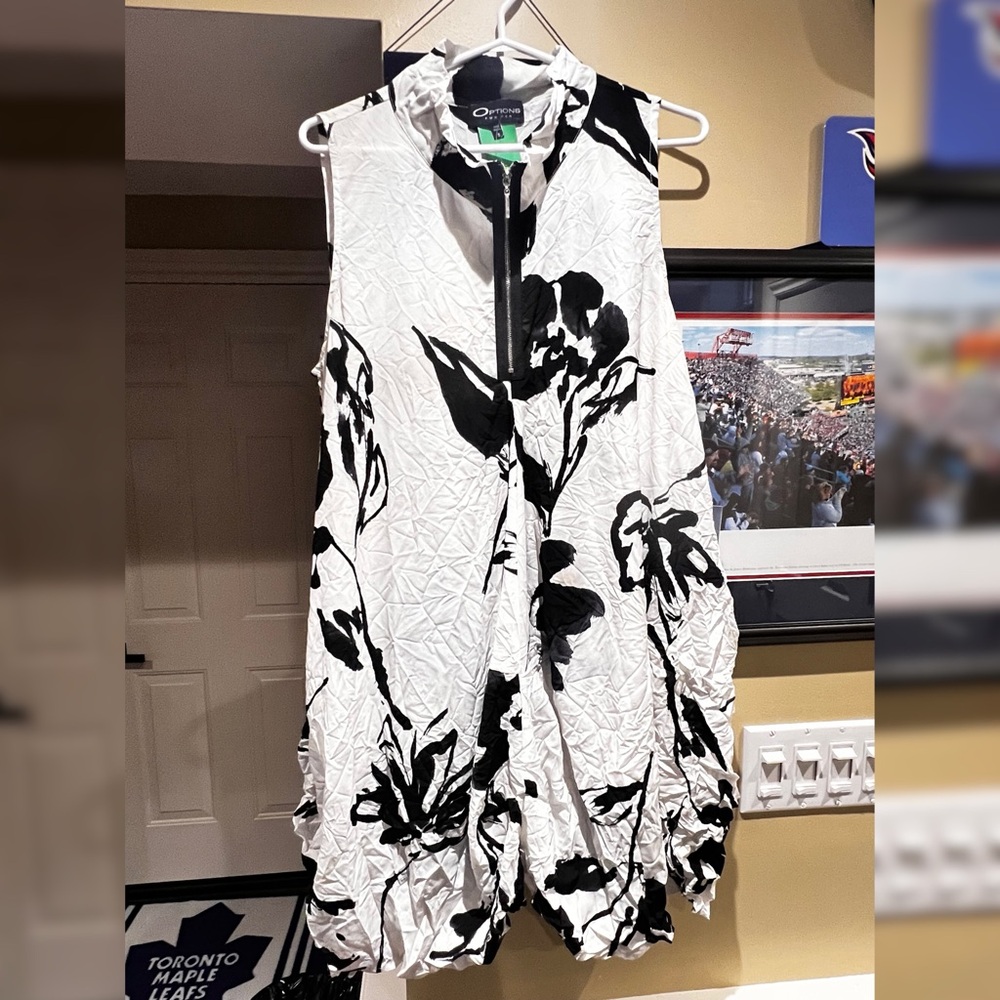 Options Black and White Sleeveless Dress